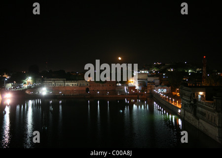 Nachtaufnahme des Volksbad Ghat in vielbereiste Altstadt Stockfoto