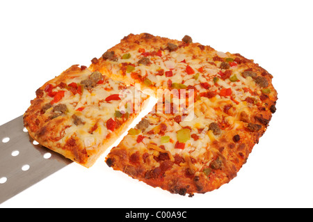 Stück Pizza auf Spachtel mit quadratischen Pizza auf weißem Hintergrund Ausschnitt Stockfoto