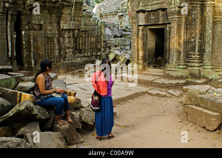 Touristen in Ta Prohm Khmer-Tempel, Siem Reap, Kambodscha Stockfoto