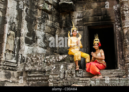 Makala und Apsara-Tänzerinnen im Bayon von Angkor Thom, Siem Reap, Kambodscha Stockfoto