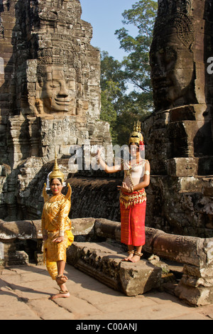 Makala und Apsara-Tänzerinnen im Bayon von Angkor Thom, Siem Reap, Kambodscha Stockfoto