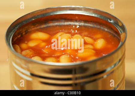 geöffnet Dose gebackene Bohnen in Tomatensauce Stockfoto