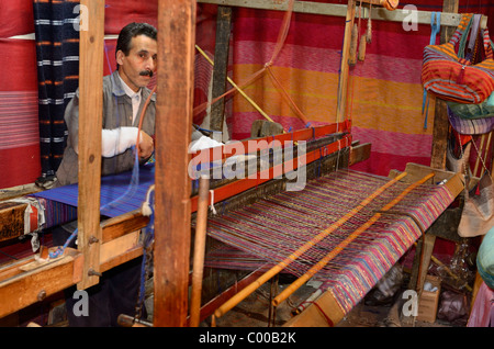 Schnell bewegenden Weber Betrieb einen horizontalen hölzernen Webstuhl in einem Tuch Shop Fes el Bali Medina Fes Marokko Nordafrika Stockfoto