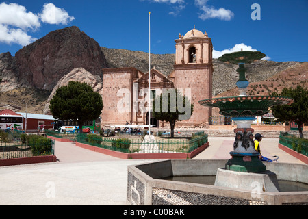 Kirche Santa Isabel und Plaza (Stadtplatz) am Pucara, Peru, Südamerika Stockfoto