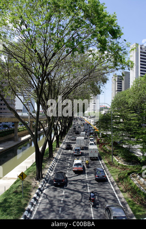 Von Bäumen gesäumten Straße in Kuala Lumpur, Malaysia Stockfoto