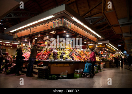 Innere der Santa Caterina Markt in Barcelona, Katalonien, Spanien Stockfoto