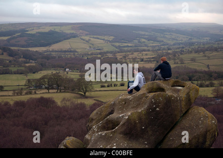 Jungen am Brimham Rocks Brimham Moor North Yorkshire, England Stockfoto