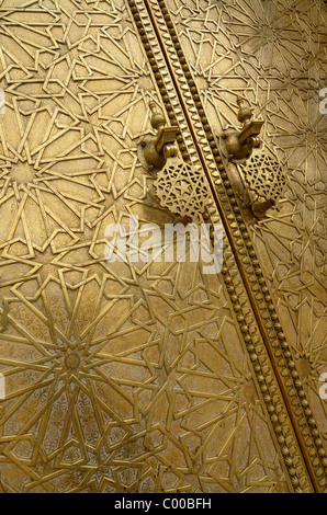 Engen Winkel der Gravur und Klopfer auf den Messing-Türen der Dar El Makhzen Palace in Fes el Jadid Fes Marokko Stockfoto