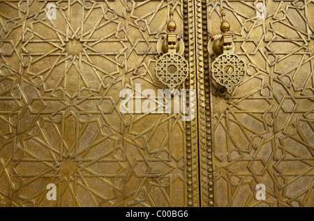 Detail der komplizierten Gravur auf Messing Türen und Griffe der Dar El Makhzen Palace in Fes el Jadid Fes Marokko Stockfoto