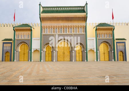 Dar El Makhzen Königspalast vom Ort des Alawiden mit Messing-Türen in Fes el Jadid Fes Marokko Stockfoto