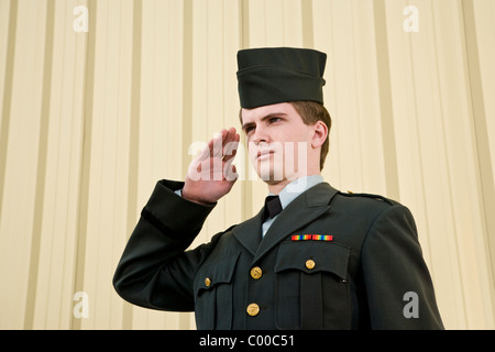 Junger Mann in Retro-Armee uniform salutieren Stockfoto