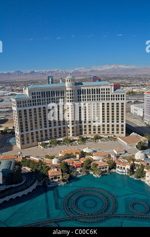 Einen Blick auf die Bellagio Hotel und das Bellagio Springbrunnen Maschinen von der Spitze des Eiffelturms in Paris Las Vegas Stockfoto