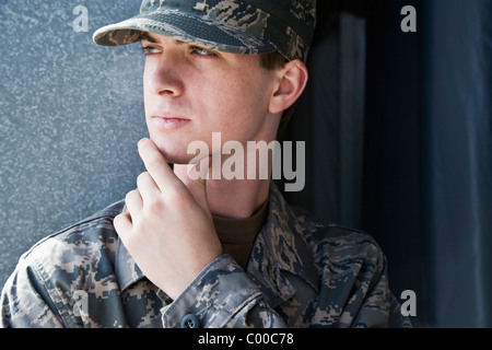 Junger Mann in der Armee zu bekämpfen einheitliche denken Stockfoto