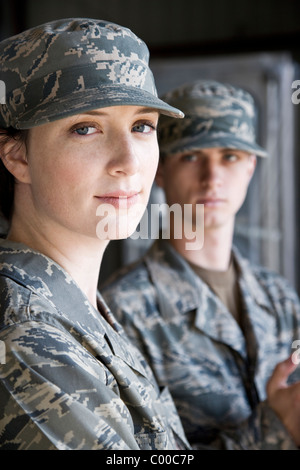 Soldaten in der Armee Kampfuniform, Frau im Fokus Stockfoto
