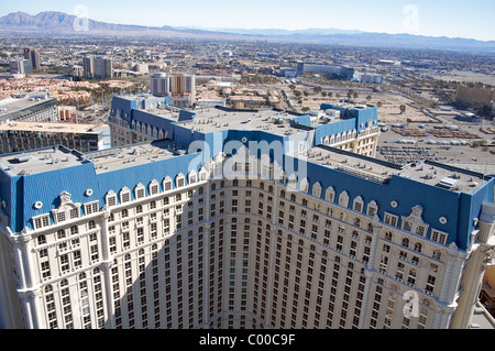 Blick auf Paris Las Vegas Hotel Tower, vom oberen Rand des Hotels Eiffelturm Replik Stockfoto