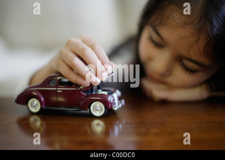 Mädchen spielt mit Spielzeug-Autos Stockfoto