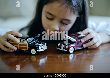 Mädchen spielt mit Spielzeug-Autos Stockfoto