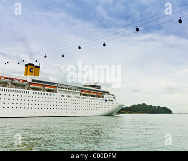 Kosten Romantica festgemacht am Singapurs Harbourfront Cruise Terminal zeigt die Sentosa-Seilbahnen gehen über das Schiff. Stockfoto