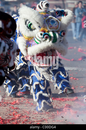 Chinesische Tänzer Löwen in aufwendigen Kostümen der Löwe beim chinesischen Neujahrsfest Stockfoto