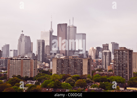 Eine Skyline von Büro- und Apartmentgebäuden in der Innenstadt und dem Wohnviertel Cabbagetown im Vordergrund, Toronto, Ontario, Kanada. Stockfoto