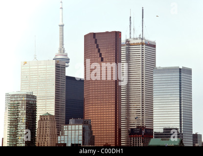 Eine Nahaufnahme der Bürohochhäuser und des CN Tower, im Finanzviertel der Innenstadt von Toronto, Ontario, Kanada. Stockfoto