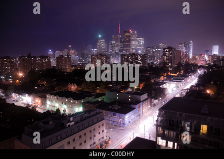 Die Skyline von Downtown Büro- und Appartementgebäuden und das Wohnviertel von Cabbagetown, gesehen bei Nacht, in Toronto, Ontario, Kanada. Stockfoto