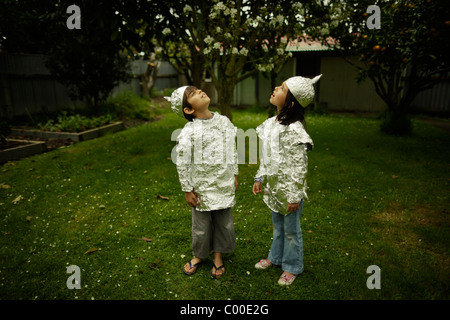 Kinder tragen Backen Schutzfolie während gerade für mögliche alien-Invasion. Stockfoto