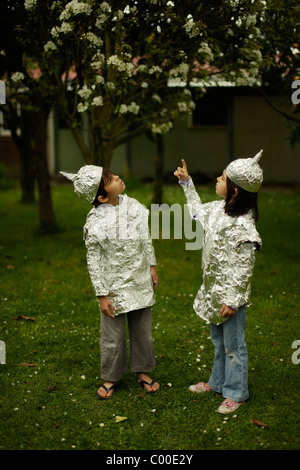 Kinder tragen Backen Schutzfolie während gerade für mögliche alien-Invasion. Stockfoto