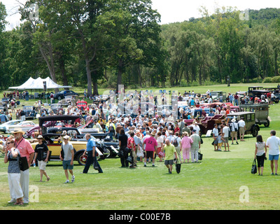 Personen an Autos beim Concours d ' Elegance in Oakland University Meadow Brook Hall in Rochester, Michigan, USA Stockfoto