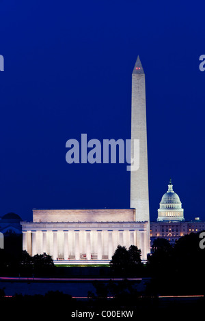 USA, District of Columbia, Washington, DC, Lincoln Memorial, Washington Monument und Capitol Rotunde in der Abenddämmerung am Sommerabend Stockfoto