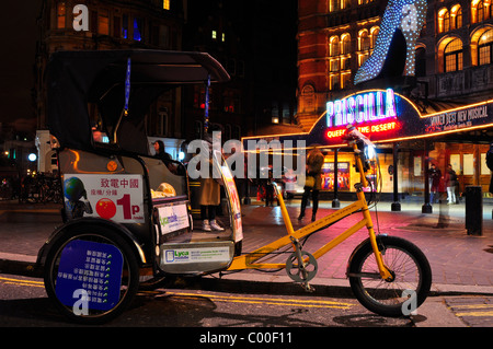 Dreirad-Rikscha-Taxi in Theatreland, London geparkt Stockfoto