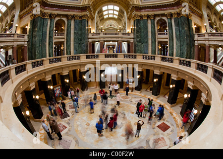 Besucher, Madison, Wisconsin, USA füllen Atrium im Inneren massiv und reich verzierten State Capitol building Stockfoto