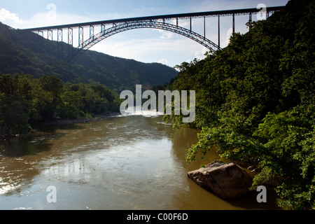 USA, West Virginia, Fayetteville, Silhouette der New River Gorge Bridge in Appalachian Berge an Sommernachmittagen Stockfoto