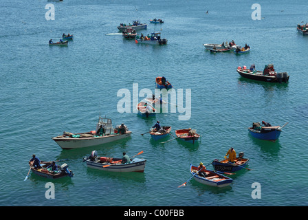 Fischer und Boote, die darauf warten, ihren Fang anlanden Stockfoto