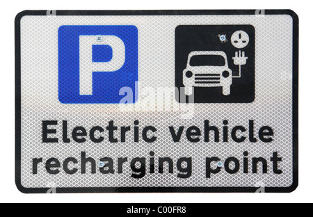 Zeichen zeigt Elektrofahrzeug aufladen Punkt an Str. Marys Parkplatz in Sunderland, North East England Stockfoto