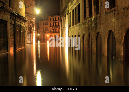 Acqua Alta in der Nähe von Rialto-Brücke in der Nacht in Venedig, Italien Stockfoto