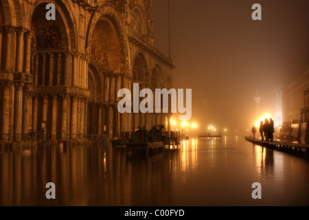 Acqua Alta am Markusdom in der Nacht in Venedig, Italien Stockfoto