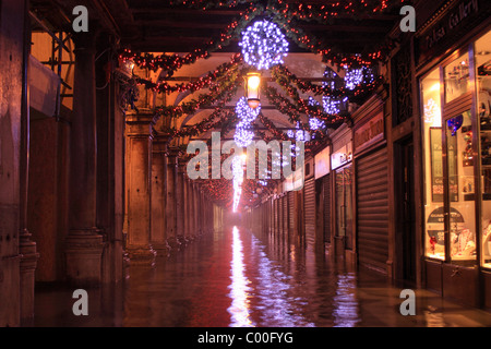 Acqua Alta in San Marco in der Weihnachtsnacht 2010 in Venedig, Italien Stockfoto