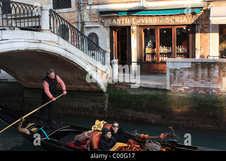 Gondel vor der Weinbar Vini al Bottegon, Cantine del Vino gia Schiavi, Dorsoduro Bezirk Stockfoto