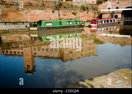 Boote und Reflexion am Kanal in Castlefield Stockfoto