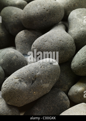 Granitkiesel, rund und glatt, bilden einen abstrakten Hintergrund Stockfoto