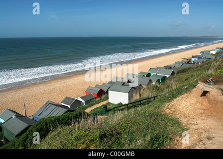 Strandhütten entlang der Küste in der Nähe von Lymington, Hampshire, England, uk Stockfoto