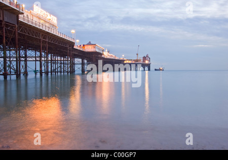 Pier von Brighton England mit wunderschönen Sonnenuntergang im Winter und Licht spiegelt sich im Meer Stockfoto