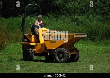 Lady zwei Tonnen-Kipper-LKW fahren. Dorset, UK Juli 2010 Stockfoto