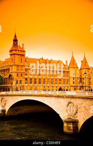 Brücke Pont au Change und Conciergerie bei Sonnenuntergang in Paris Stockfoto