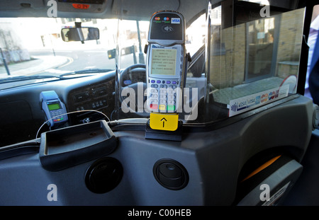 Ein Taxi mit einer neu installierten Verifone Maschine führt Zahlungen von Debit- oder Kreditkarten Stockfoto