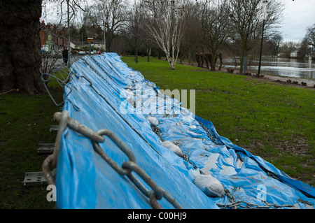 Hochwasser-Barrieren in Position zum Schutz vor möglichen Überschwemmungen Stockfoto