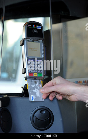 Ein Mann Lohn für ein Taxi mit einem neu installierten Verifone Maschine führt Zahlungen von Debit- oder Kreditkarten Stockfoto