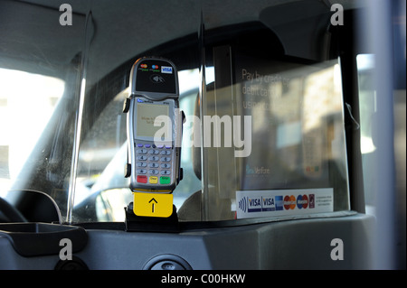 Ein Taxi mit einer neu installierten Verifone Maschine führt Zahlungen von Debit- oder Kreditkarten Stockfoto