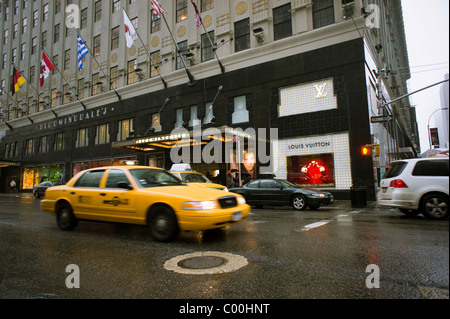 Kaufhaus Bloomingdale's fördert Louis Vuitton waren im Fenster ihrer Filiale auf der Lexiington Avenue in New York Stockfoto